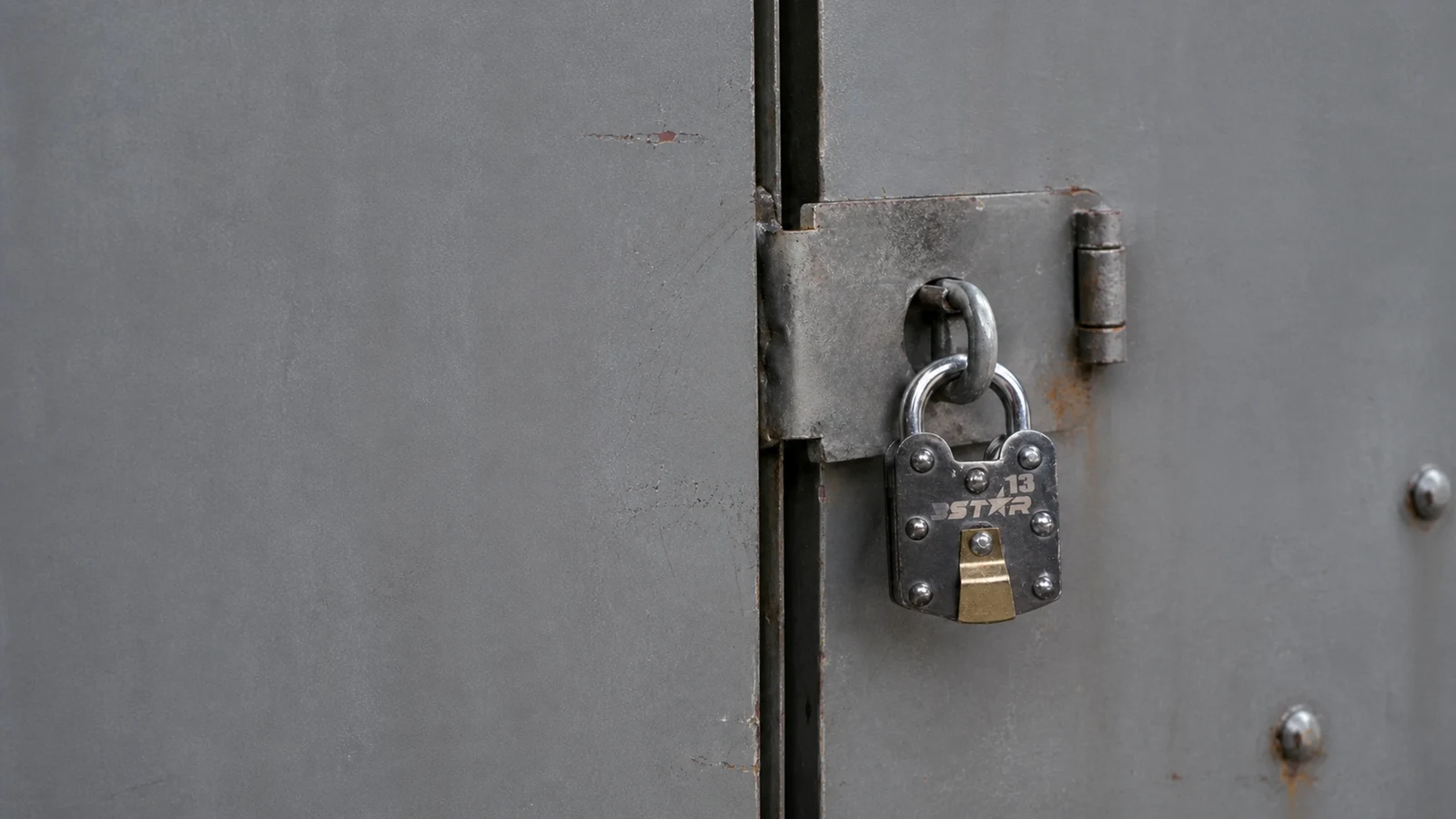 How to Choose a Padlock: Size & Shackle Fit